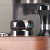Distribuidor de café ajustable azul metálico Base de acero inoxidable 304 para suavizar el nivelador de café en polvo