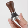 Prensa de café espresso portátil de acero inoxidable con mango de madera para café molido Tamper de café